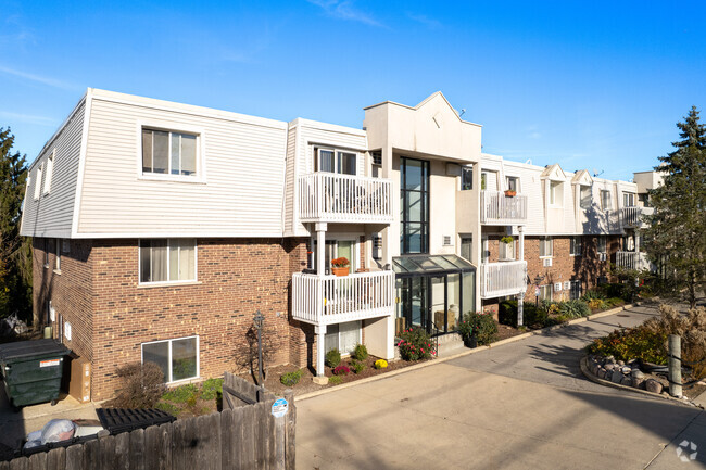 Building Photo - Lakeside Condominiums