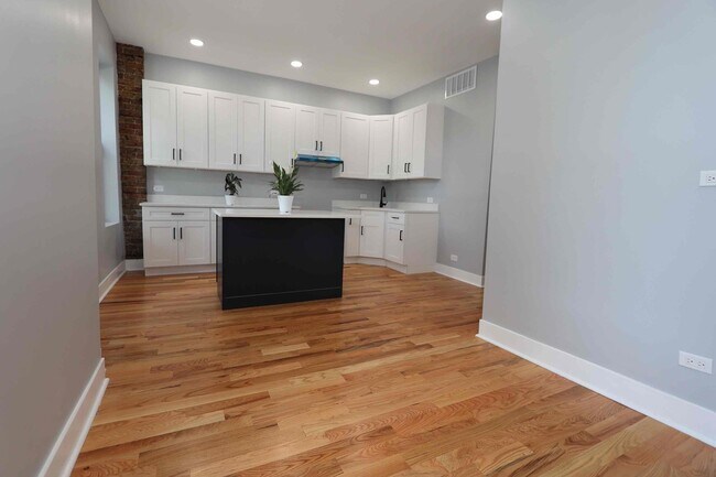 Building Photo - 2007 W Cullerton St