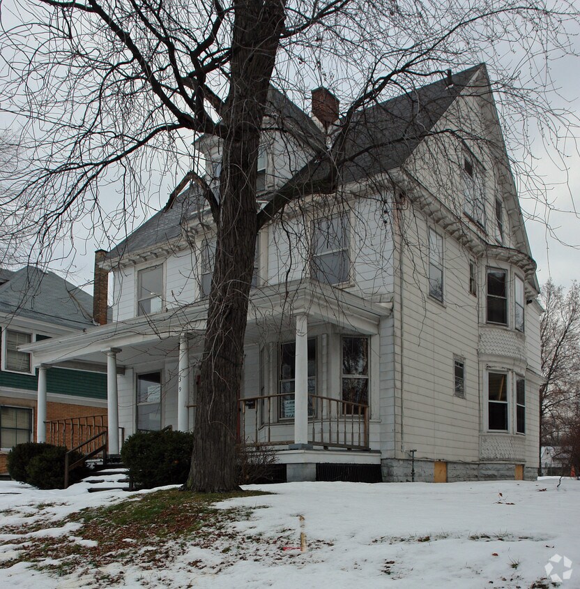 Building Photo - 1309 State St