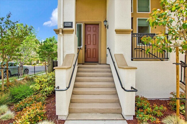 Foto del edificio - Rare find 2017 built 3 bedroom 3.5 bath to...