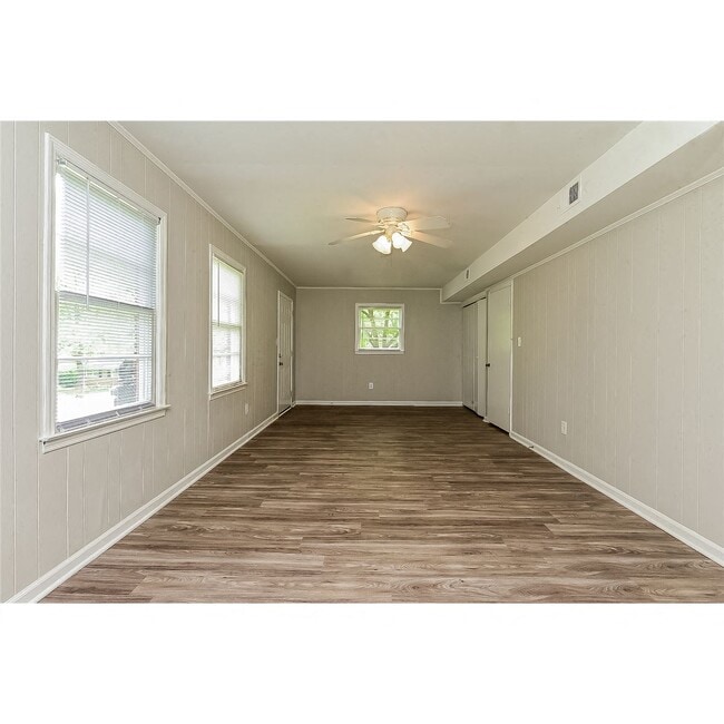 Building Photo - 7015 Knollwood Dr