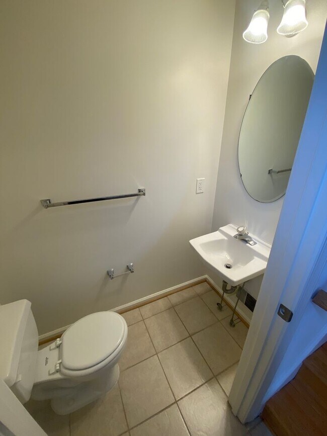 Foto del edificio - Application Fee Waived For Fall! A spacious three bedroom, two and one half bath townhouse locate...