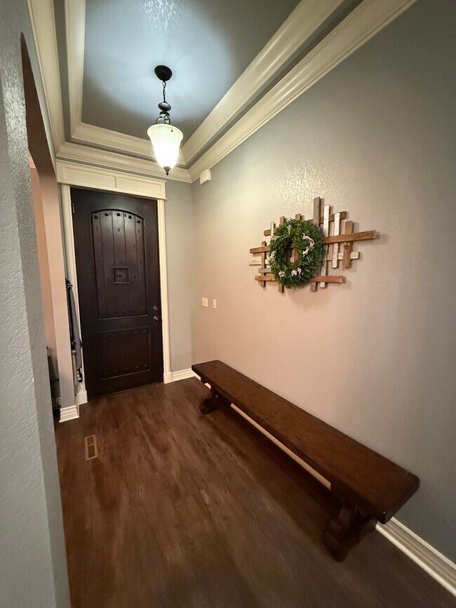 Foto del edificio - Custom 5 Bedroom Home with 3 Car Garage