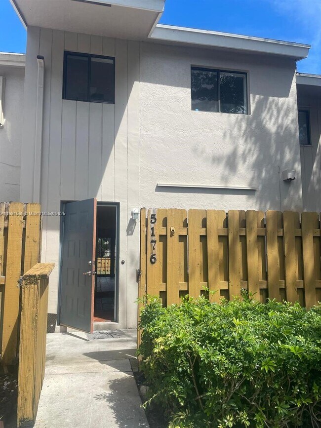 Foto del edificio - 5176 S University Dr