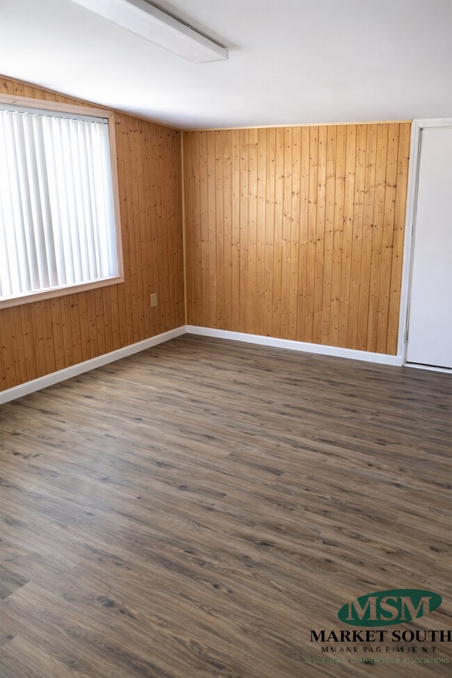 Foto del edificio - NEWLY RENOVATED SPACIOUS HOME