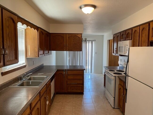 Building Photo - 2101 White Cloud St NE