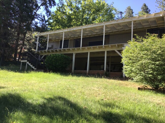 Building Photo - Beautifully landscaped three bedroom two b...