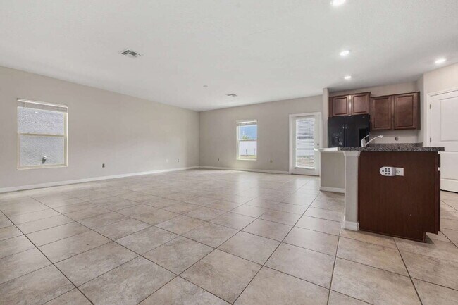Building Photo - "Spacious 5-Bedroom Retreat in Tampa with 2.5 Baths and 2,215 Sq Ft of Comfort!"