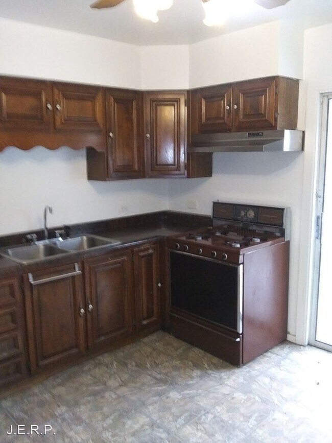 Building Photo - 2 br, 1 bath House - 120 S. Park St. - Unit-1