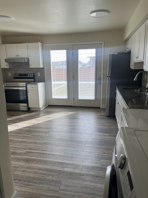 Kitchen looking toward the back patio - 122 3rd St