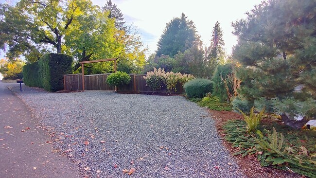 Foto del edificio - Amazing 5 Bedroom Home in Milwaukie with R...
