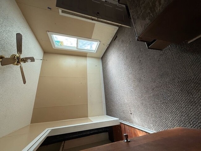 Building Photo - 989 W Packard St