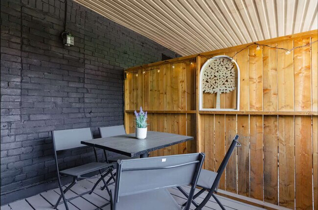 Photo du bâtiment - 1364 Queen St E