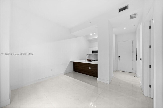 Foto del edificio - 301 Altara Ave