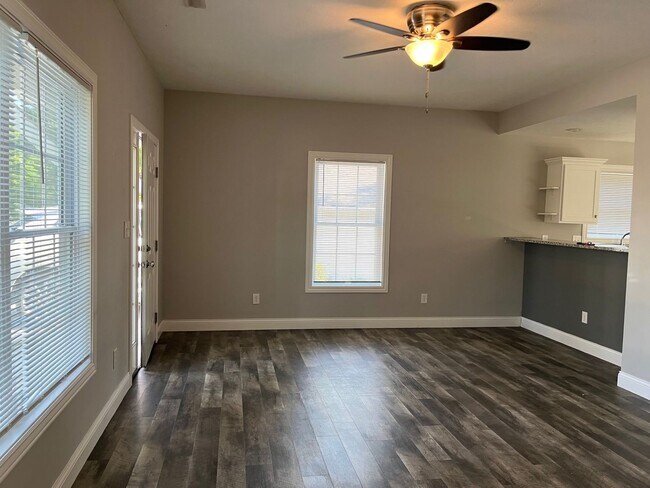 Building Photo - NEW!