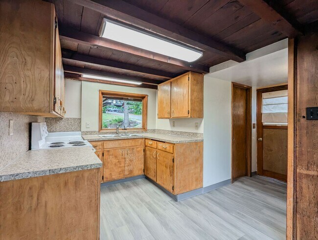 Foto del edificio - Rustic 3 bed 2 bath Mission Beach cabin home w/ Tulalip Bay views!