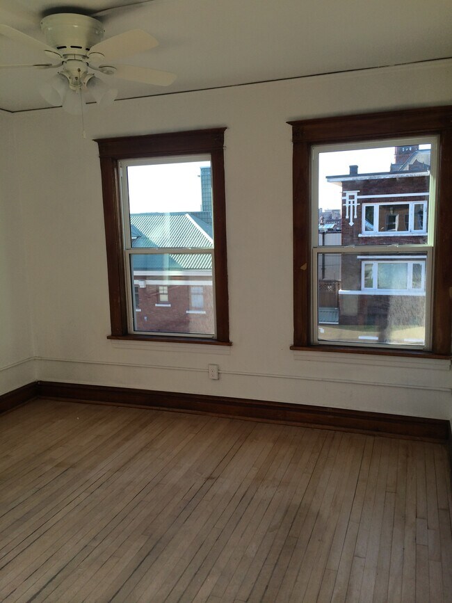Building Photo - 214 N 2nd Ave E