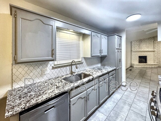 Building Photo - 112 W Timberlane St