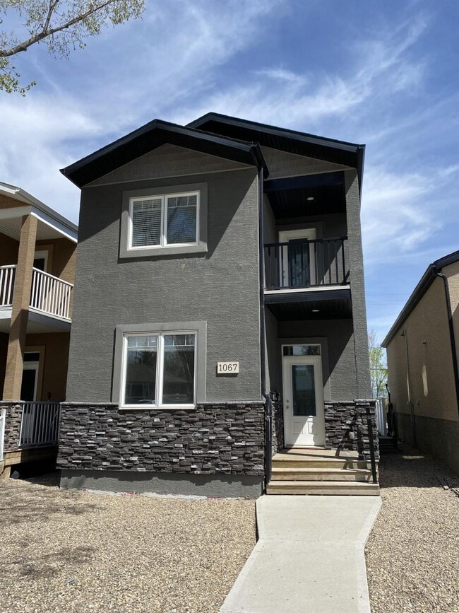 Building Photo - 1067 Lindsay St