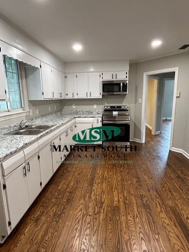 Building Photo - Remodeled home in East Savannah!
