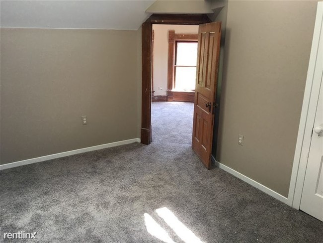 Building Photo - 4 br, 2 bath  - 1335 Hill St 1335 Hill Unit 3
