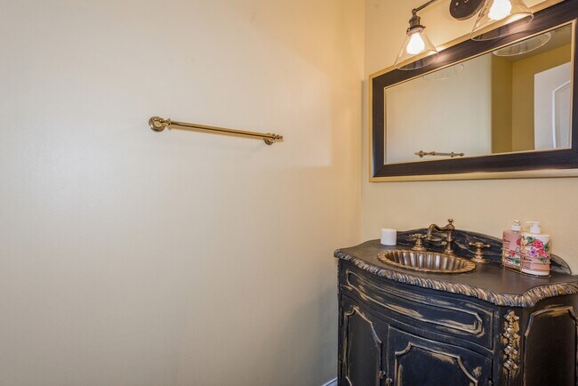 Foto del edificio - 2121 W Division St