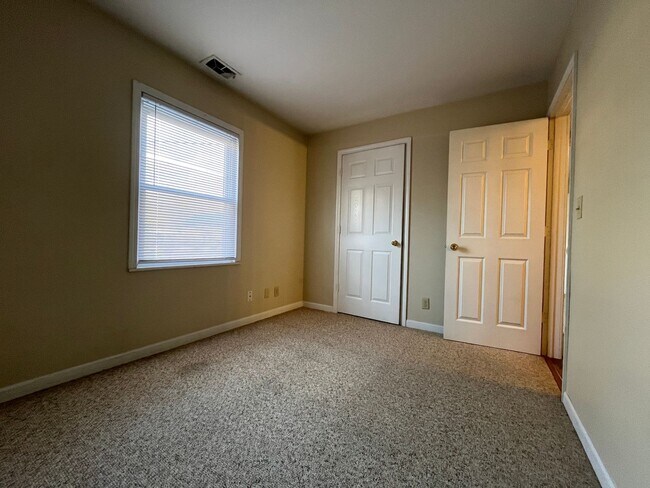 Foto del edificio - Spacious 2 Bedroom, 1.5 Bath