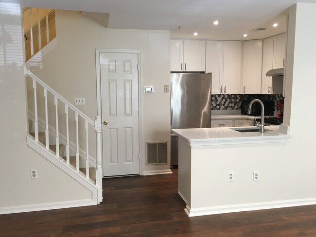 Building Photo - Gorgeous 3 BR/3 BA Townhome in Elkridge!