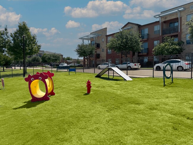 Foto del edificio - Gateway Cedars Apartments