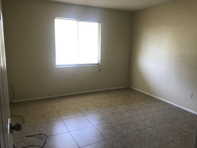 Building Photo - Nice 2 Bedroom 1.1 Bath with Central A/C and Tile Floors!