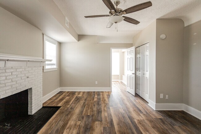 Building Photo - Historic Style, Modern Comforts, Prime Loc...