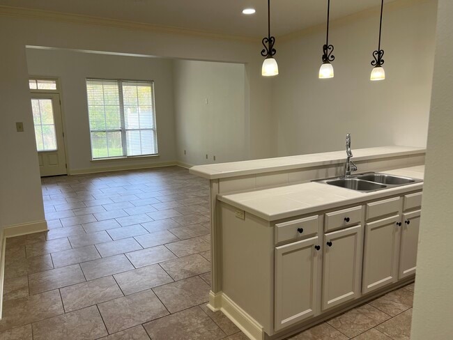 Cocina frente a la sala de estar - 37140 Woodgate Ave