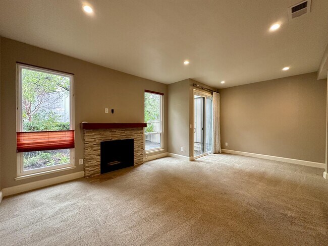 Foto del edificio - 230 Flynn Ave