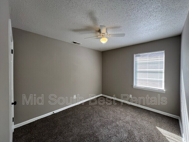 Building Photo - 479 Lillian Dr