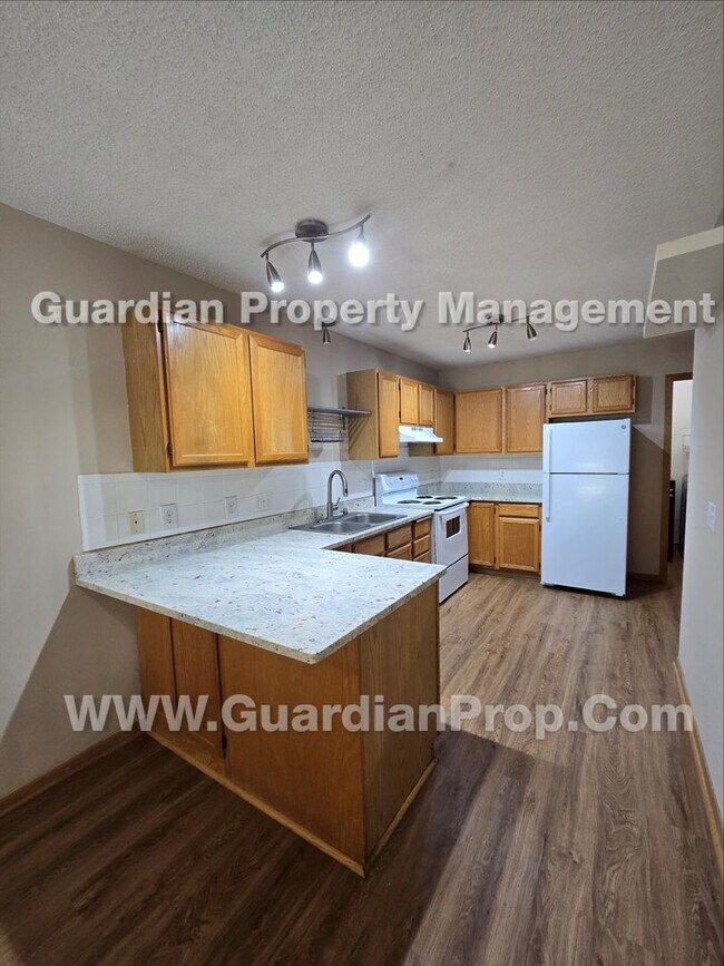 Foto del edificio - Plymouth Town Home, loft and private patio, master walk-in closet, Available Now!