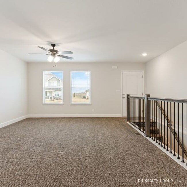Building Photo - Newer 4 Bed Ranch Style Duplex with Finish...