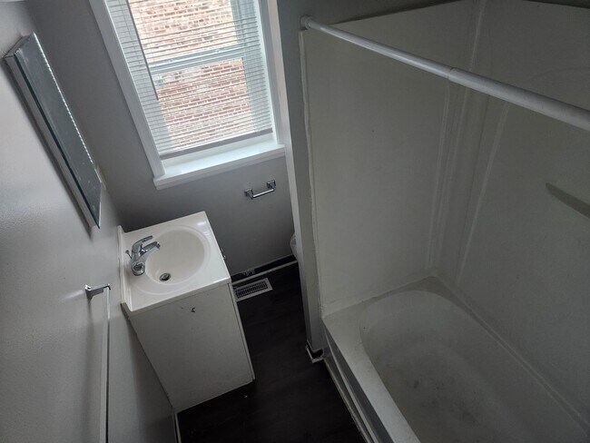 Building Photo - 3 Bedroom 1 1/2 bath townhouse
