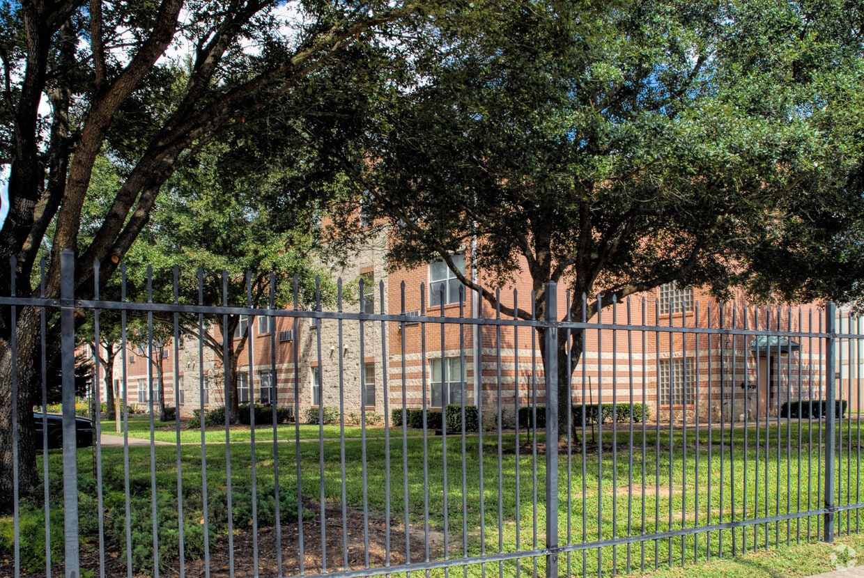 Building Photo - Bayou Glen