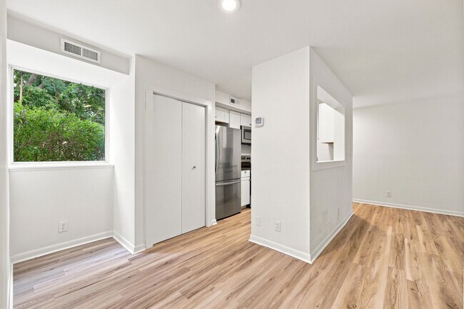 Building Photo - 1243 Cedars Ct
