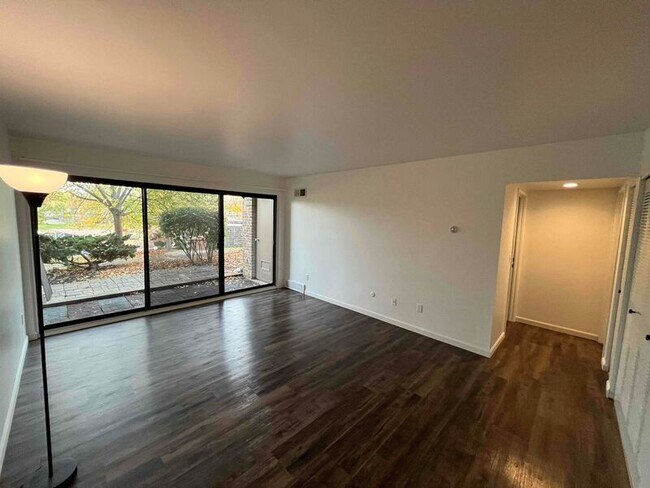 Building Photo - 2118 Pauline Blvd