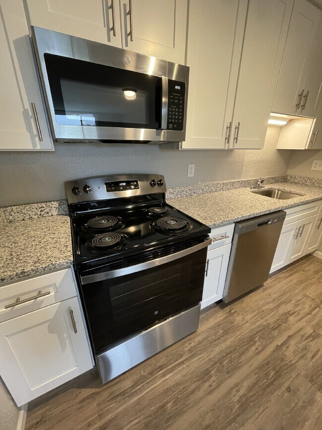 Foto del edificio - Stylish 1-Bedroom Renovated Apartment with...