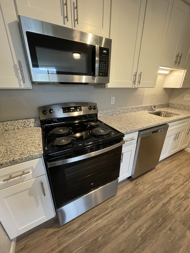 Building Photo - Stylish 1-Bedroom Renovated Apartment with...