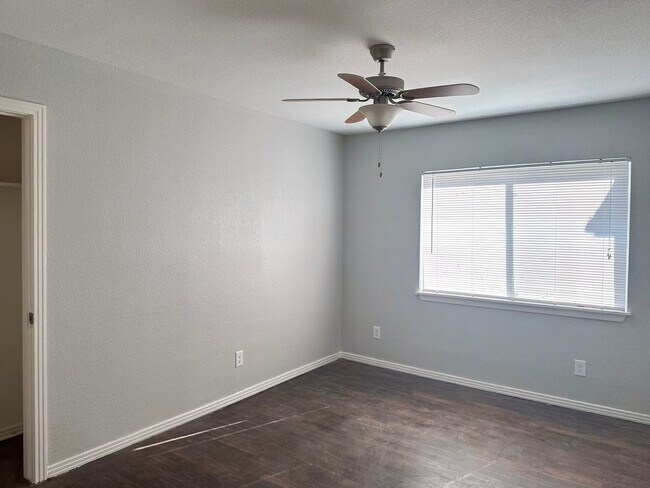 Building Photo - 3 Bed / 1 Bath / Detached Garage