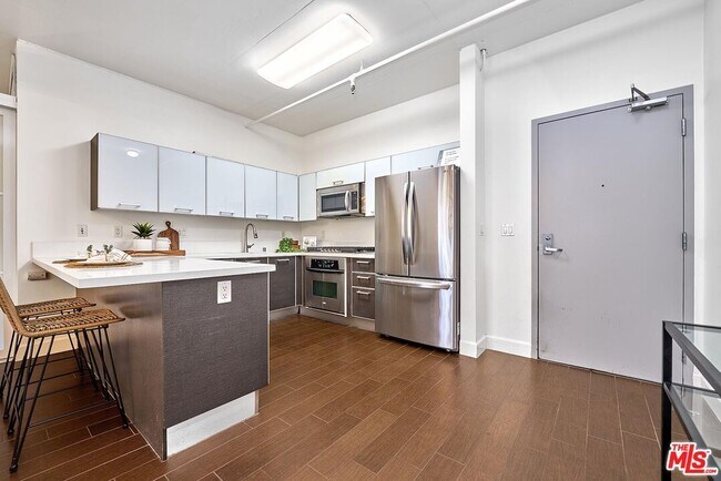 Foto del edificio - 645 W 9th St