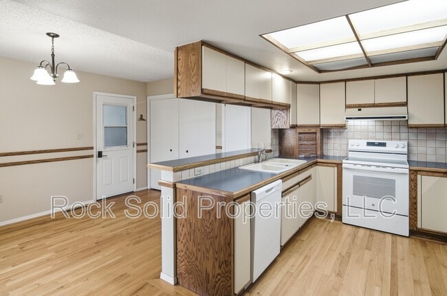 Building Photo - 5416 Meadowbrook Dr