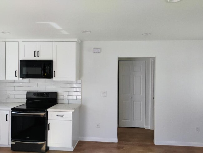 Building Photo - 11812 Berendo Ave