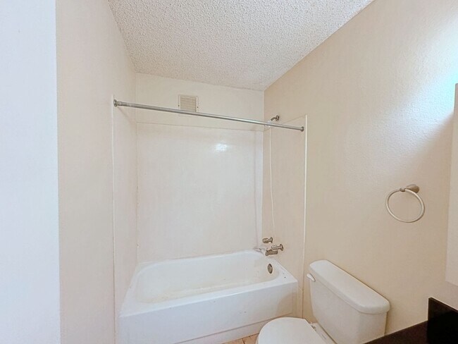 Foto del edificio - One Bedroom Upstairs Condo in Mid City - $...
