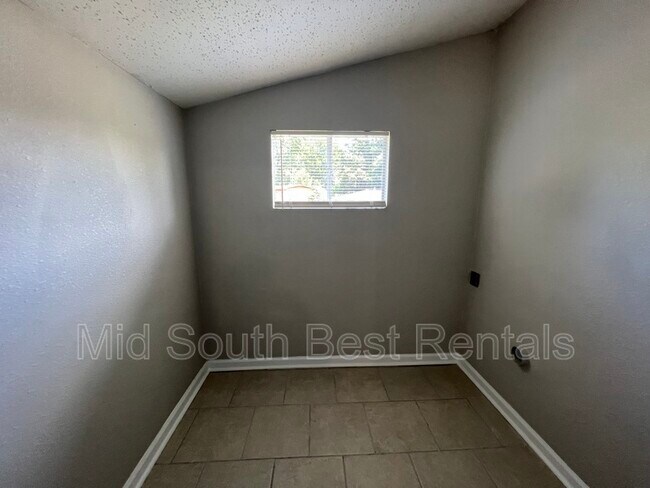 Building Photo - 2421 Debby Cove
