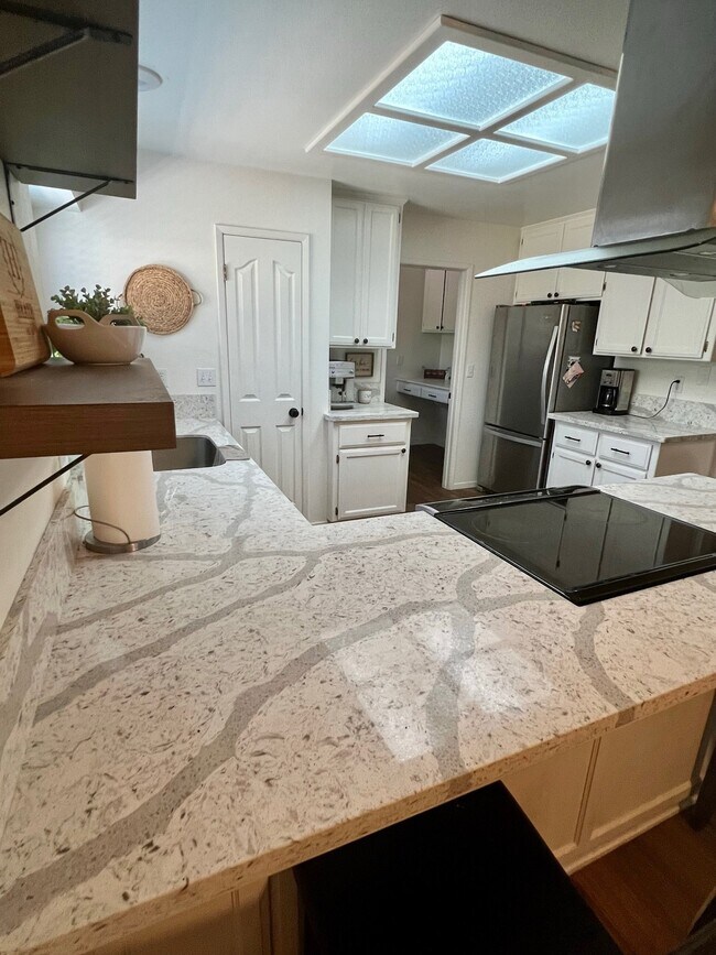 Foto del edificio - 773 Skylark Dr
