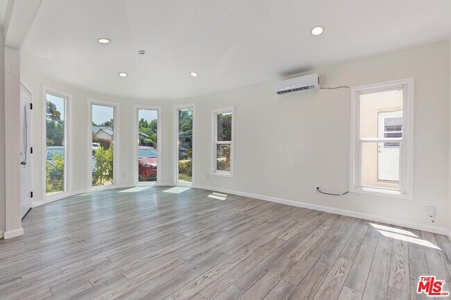 Foto del edificio - 3706 Brunswick Ave